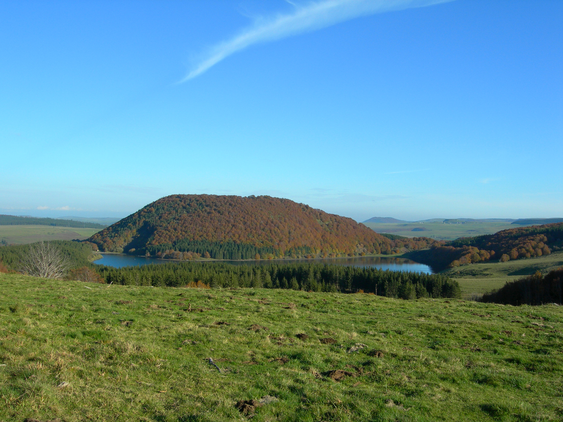 Le Montcineyre lake and Puy de Montcineyre in Compains