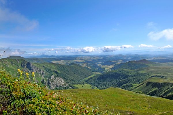 La Vallée de Chaudefour dans le Sancy avec la Chaîne des Puys Faille de Limagne en arrière-plan