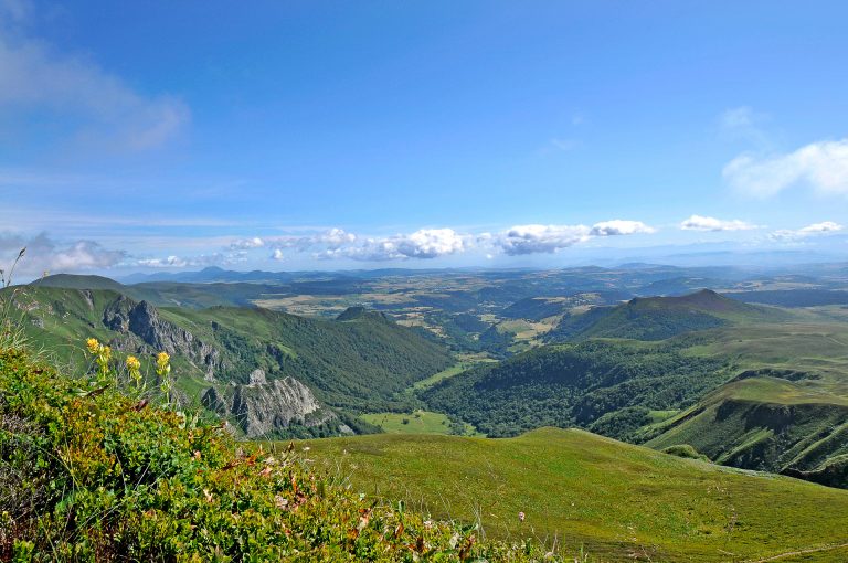 La Vallée de Chaudefour dans le Sancy avec la Chaîne des Puys Faille de Limagne en arrière-plan