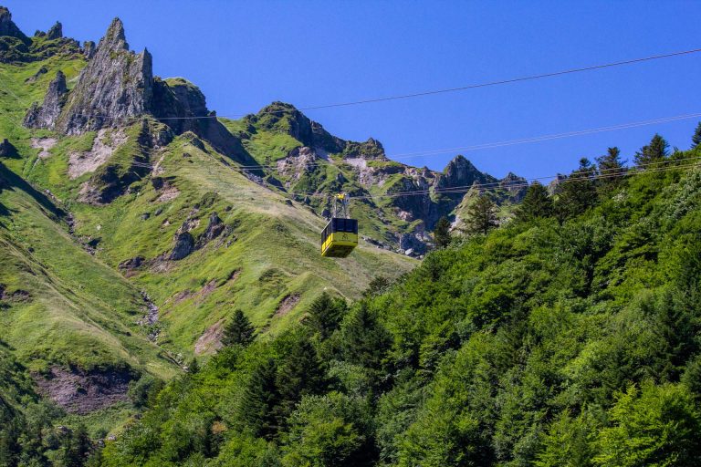 Ascent to Puy de Sancy by cable car