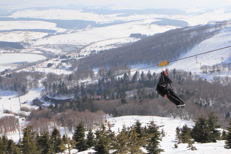 winter zip line descent in Super-Besse